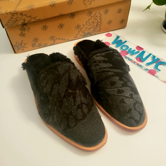 NWT FREE PEOPLE Women's Black Butterfly Faux Fur Flats Mule 6 Sandal Slip On - Picture 5 of 13